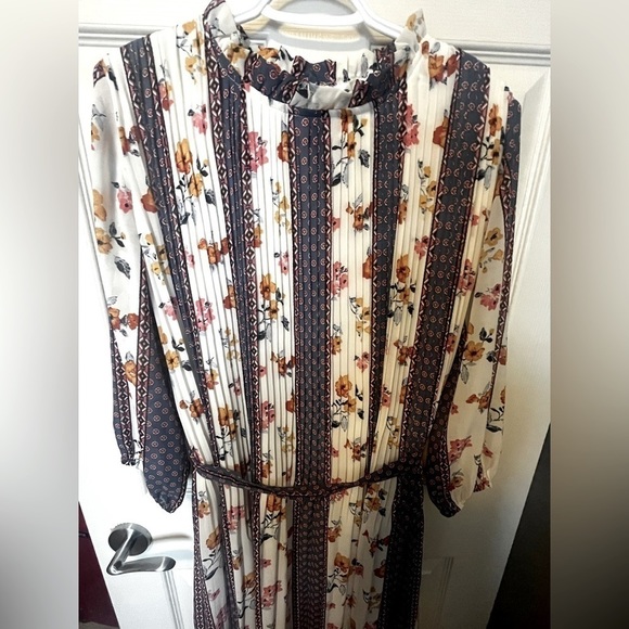 Floral Long Sleeve Dress - Picture 2 of 4